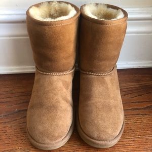 Women’s Classic Short Uggs Chestnut Size 6